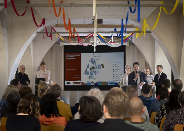 Podium und Publikum bei der Präsentation der Umfrage 